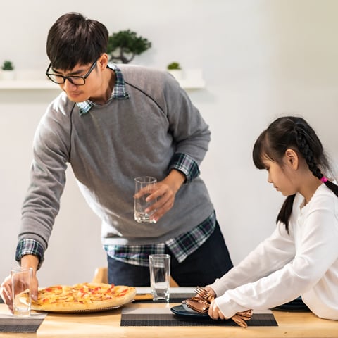5 วิธีสอนลูก จัดโต๊ะอาหาร พร้อมฝึกลูกกินเอง