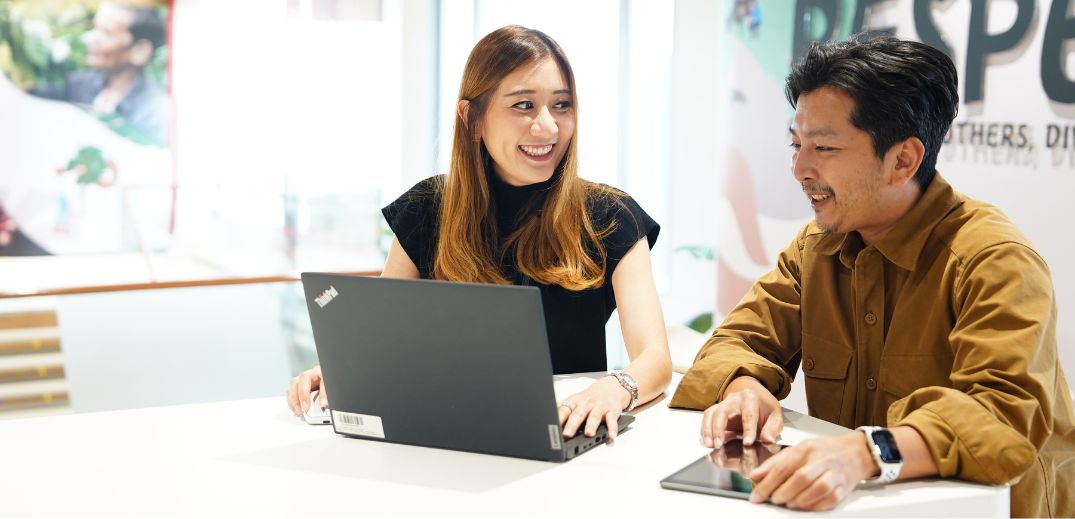 colleagues are working on a laptop