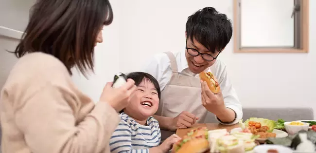 พ่อแม่เป็นตัวอย่างที่ดีในการกิน