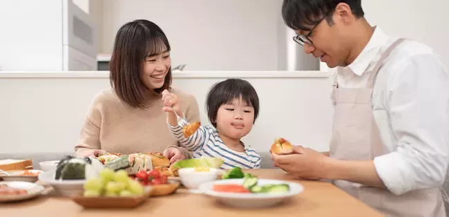 พ่อแม่ลูกกินข้าวบนโต๊ะอาหาร