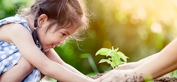หนูน้อยลุยสวน! เล่นพรวนดิน ปลูกผัก ช่วยให้ลูกฉลาด อีคิวสูง