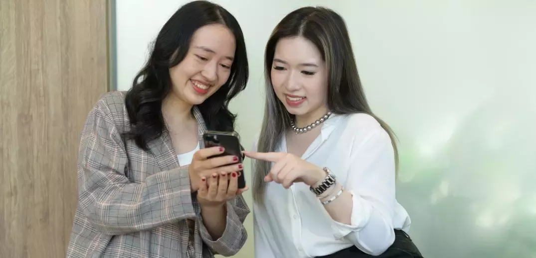 girls looking phone