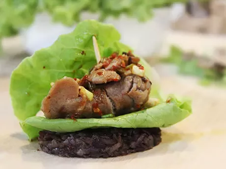 ข้าวจี่ข้าวกล้องหมูย่างจิ้มแจ่ว