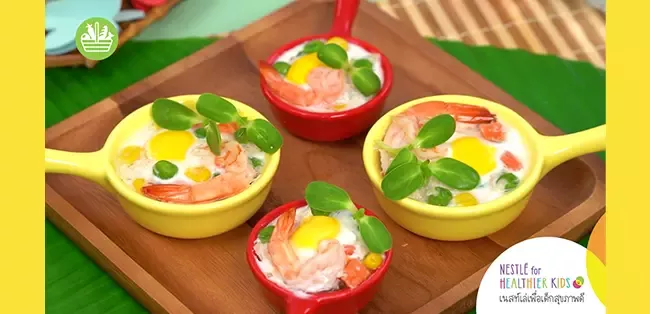 ตกแต่งติ่มซำไข่นึ่งนมสดด้วยต้นอ่อนทานตะวันเพื่อความสวยงาม