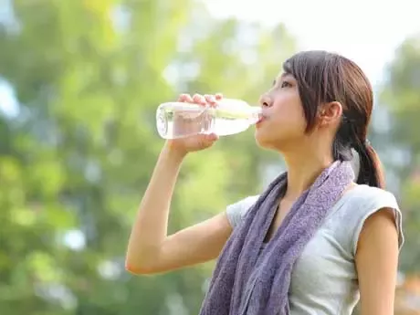 ดื่มน้ำให้พอเพียง ลดเสี่ยงไขมันในเลือดสูง