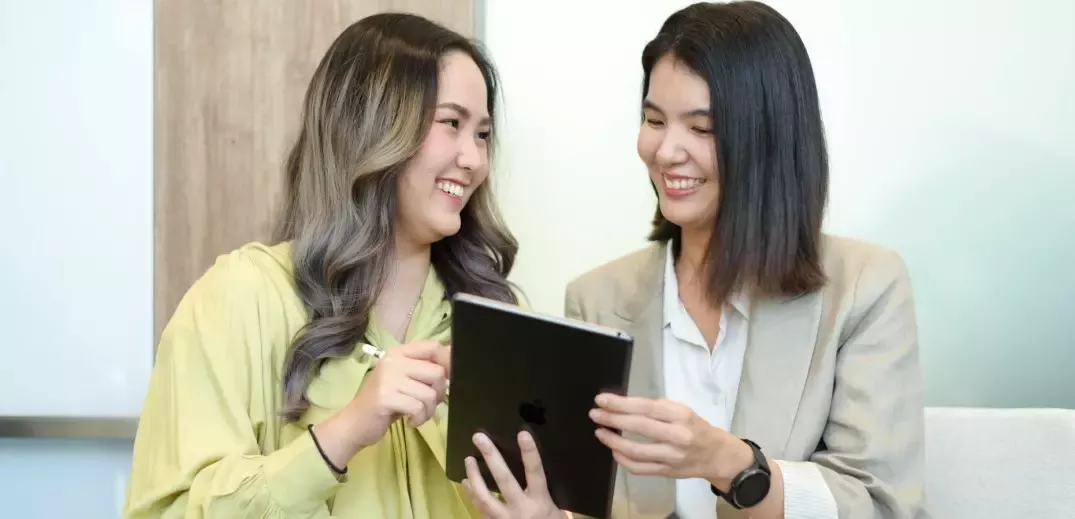 two girls discussing
